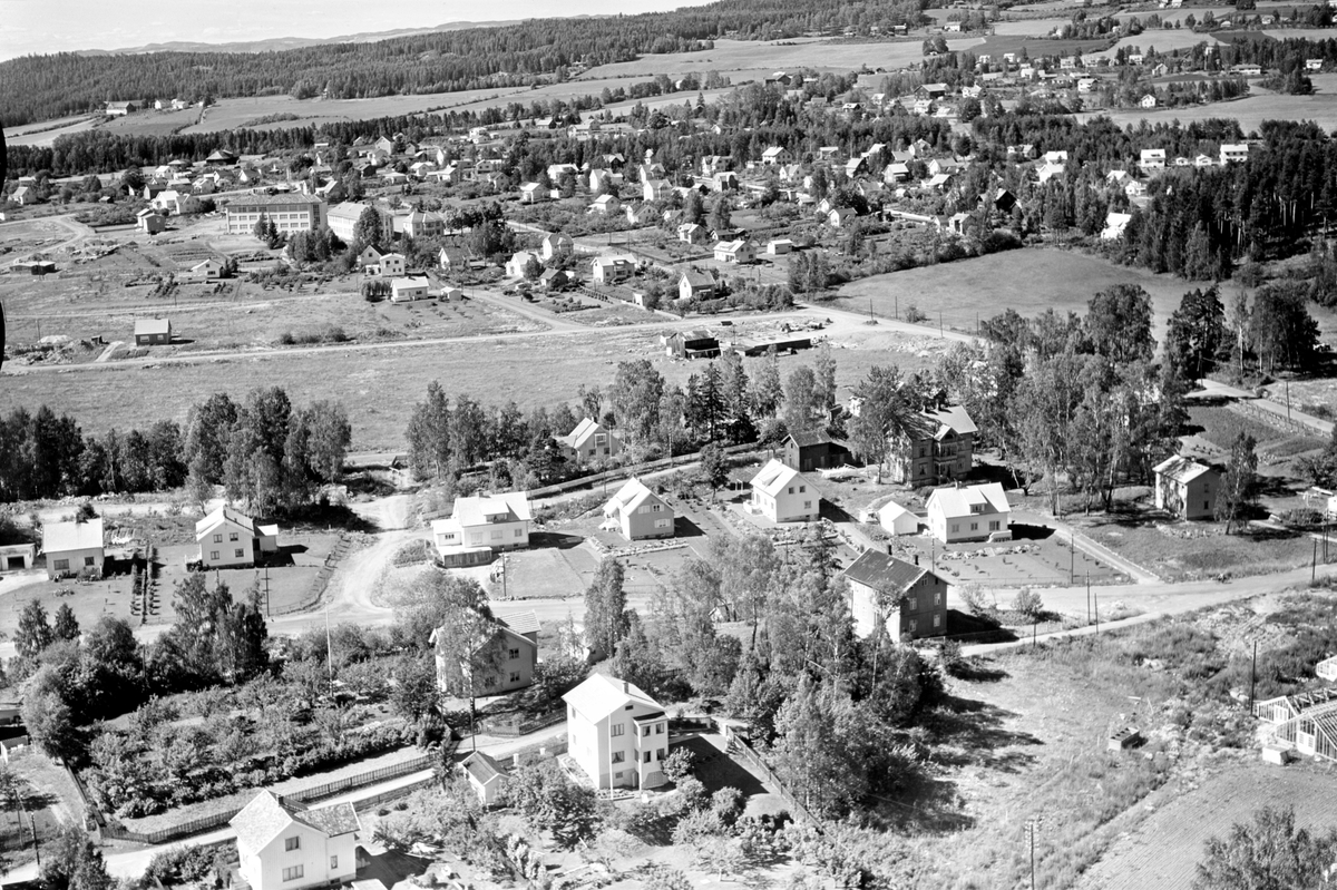 Widerøes Flyveselskap A/S, FLYFOTO ST. JØRGENSGATA. ØYSTEINSGATA. STORMYRA, STORHAMAR SKOL