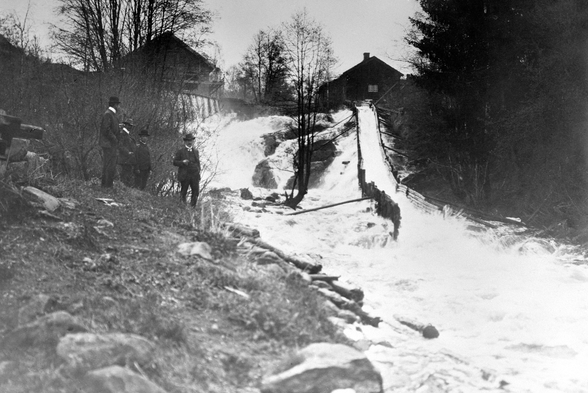 Anno Domkirkeodden, VIKSFOSSEN, VERKSTEDBYGNINGEN, SMIE, TØMMERRENNE, FOLK, TANGEN,