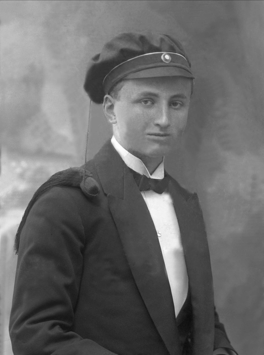 Gustav Borgen, Portrett, mann med studentlue. Edgar Andersen.