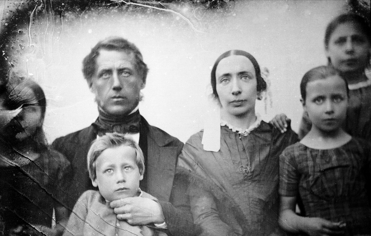 Gustav Borgen, Avfotografering. Gruppe, utsnitt av familiebilde. Daguerreotypi(?)