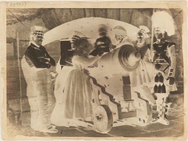 Hill & Adamson, [Group of 92nd Gordon Highlanders, with civilians, Edinburgh Castle]