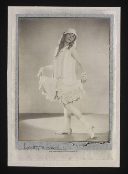 Wilding, Dorothy, Camilla Feo