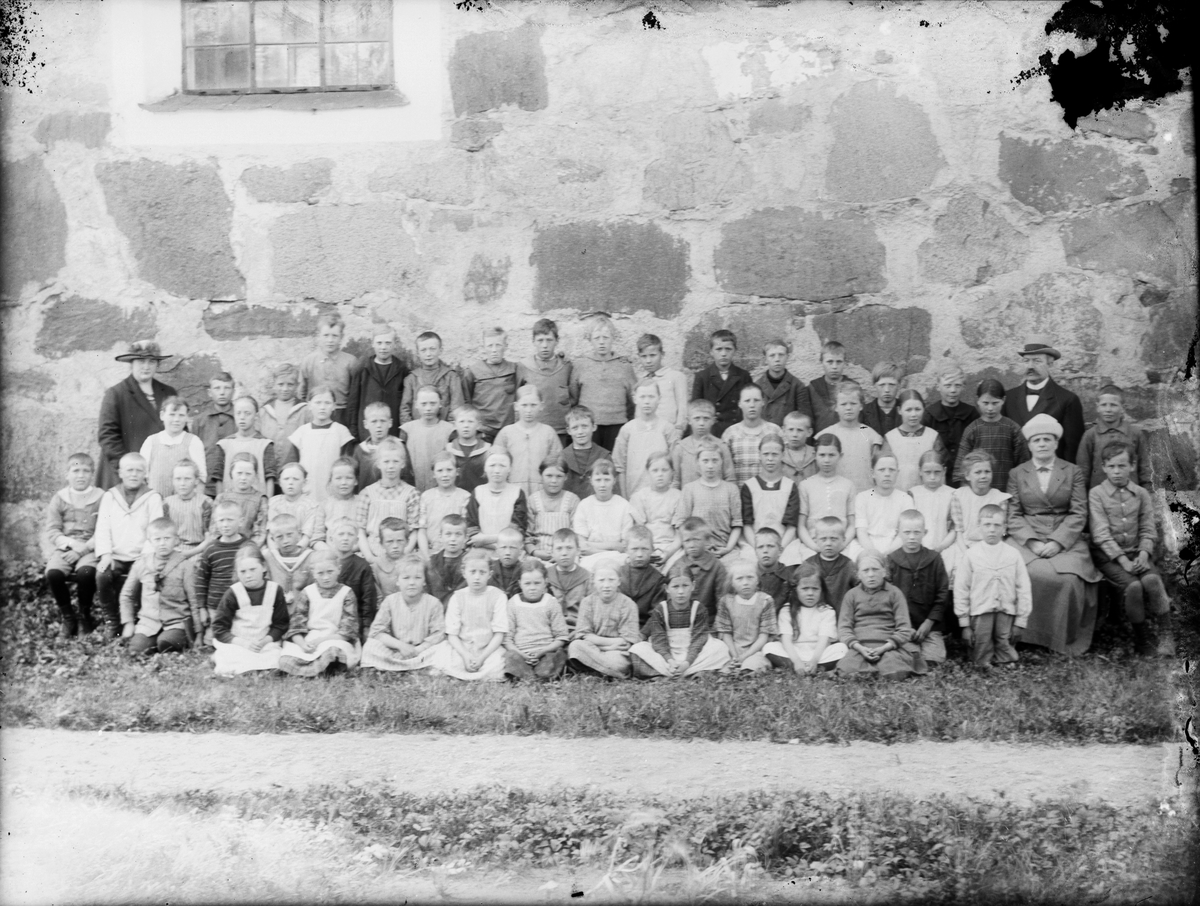 Skötsner-Edhlund, Skolklass från Reuterskiöldska Skolan, Hökhuvuds kyrka, Uppland