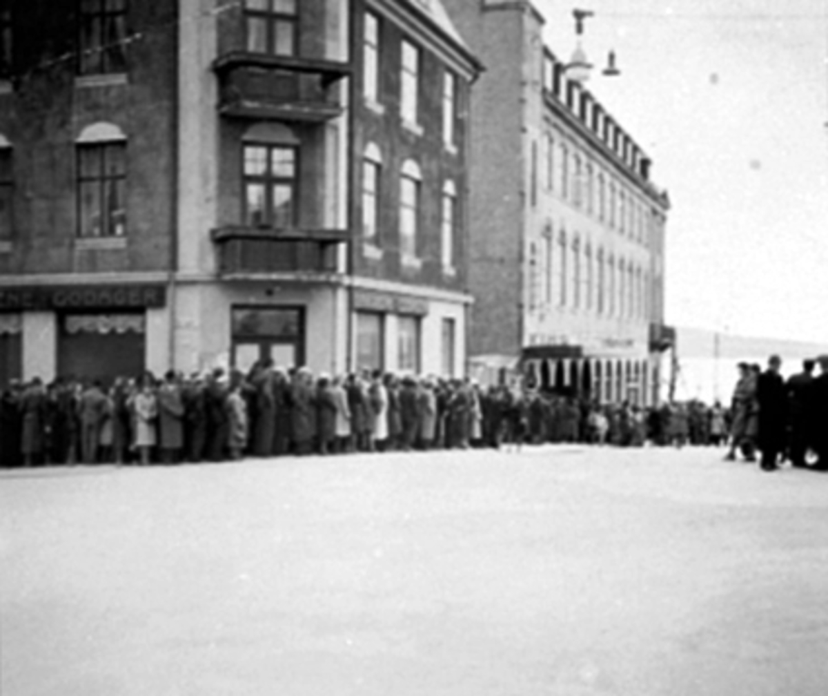 Anno Domkirkeodden, KINOKØ, FESTIVITETEN KINO, MYE FOLK, VANGSVEGEN, GODAGERGÅRDEN.