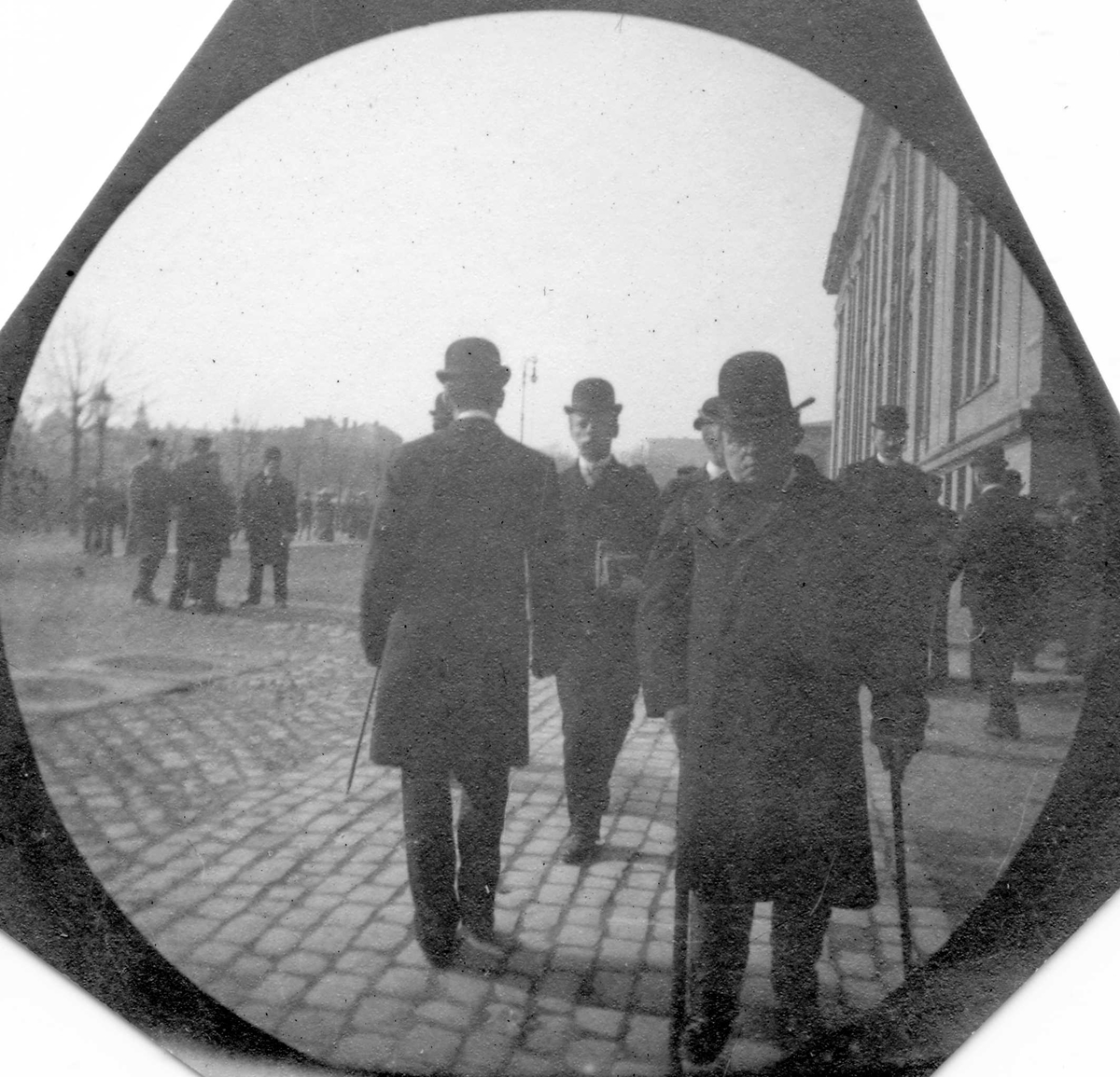 Fredrik Carl Mülertz Størmer, Mennesker spaserer langs Karl Johans gate, Oslo, ved Universitetet.