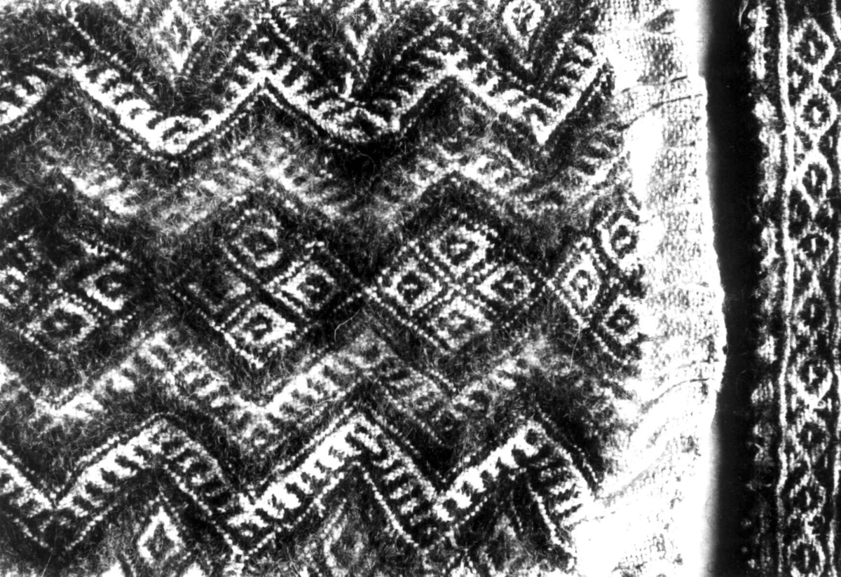Anna Grostøl, Valle, Setesdal, Aust-Agder 1938. Detalj av broderi på barnelue.