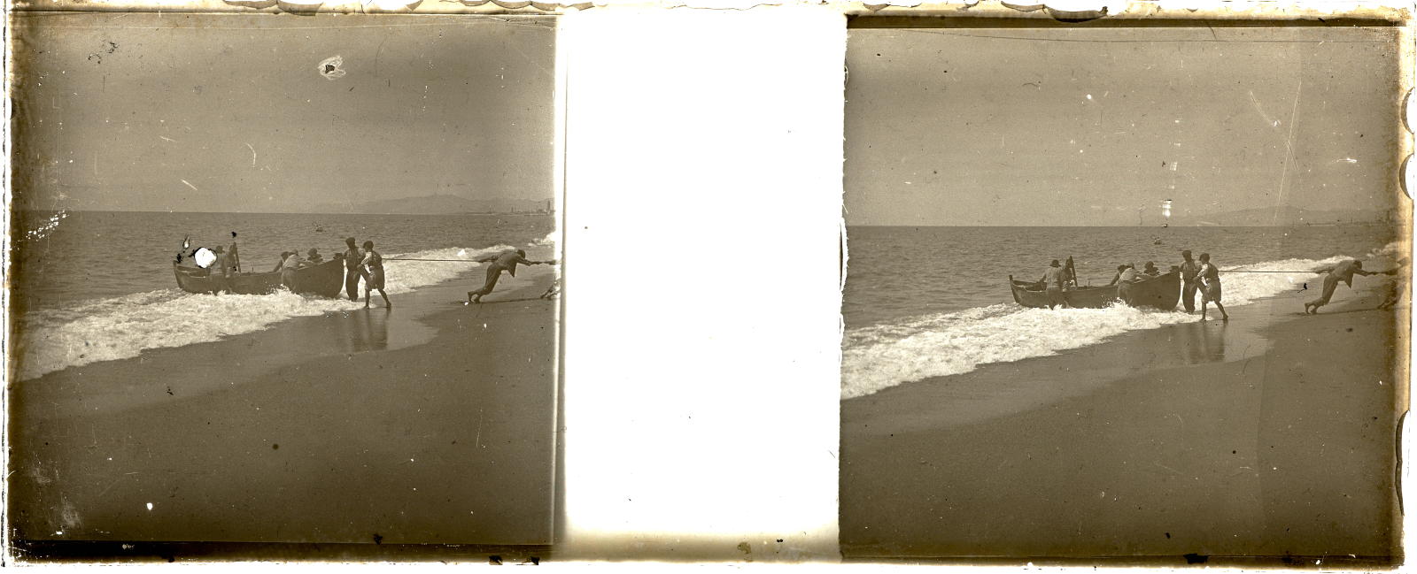 Desconegut, [Barca a la platja]