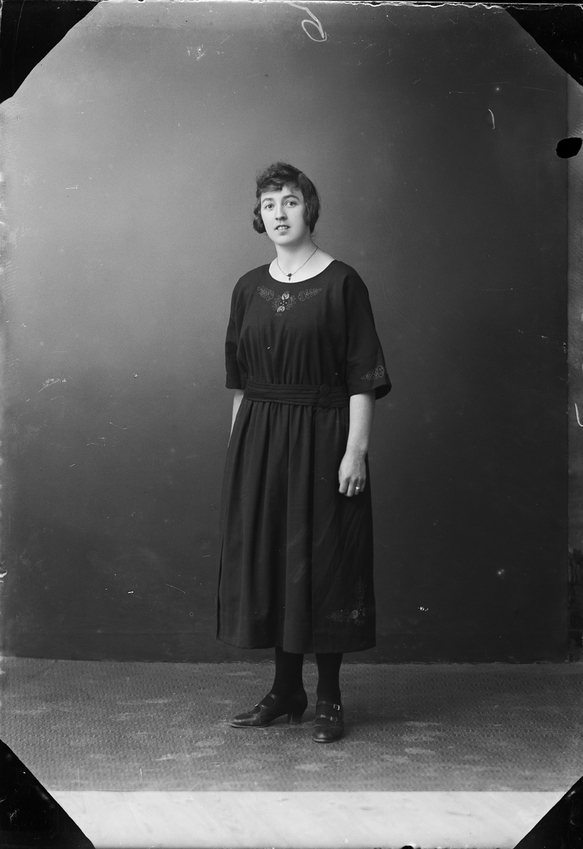 Skötsner-Edhlund, Ateljéporträtt - Märtha Westerberg från Strömsbro, Dannemora socken, Uppland 1923