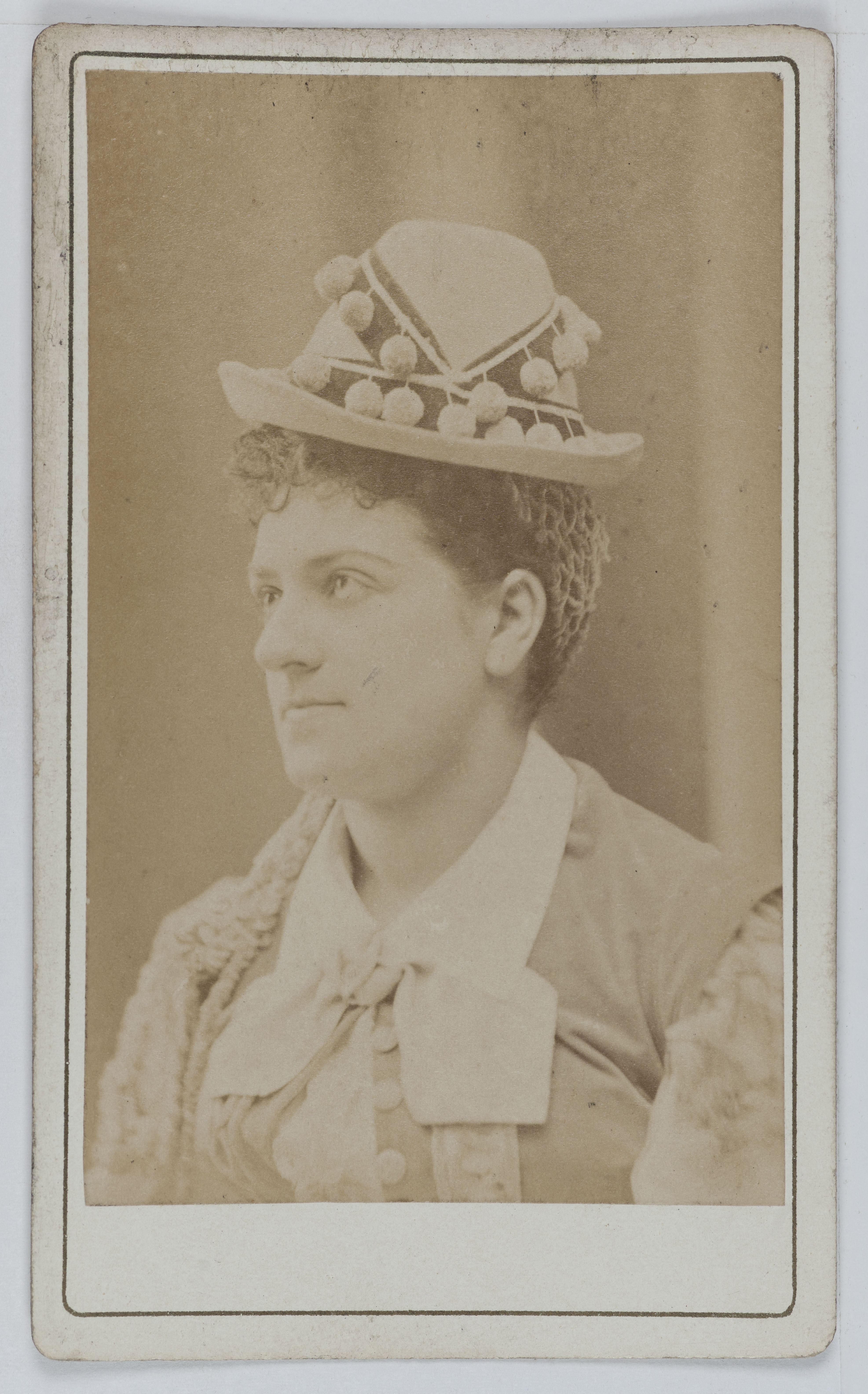Mathieu & Cie Gaston, Portrait de Marie (ou Sarah) Raphaël, actrice au Théâtre des Folies Dramatiques entre 1874 et 1876.