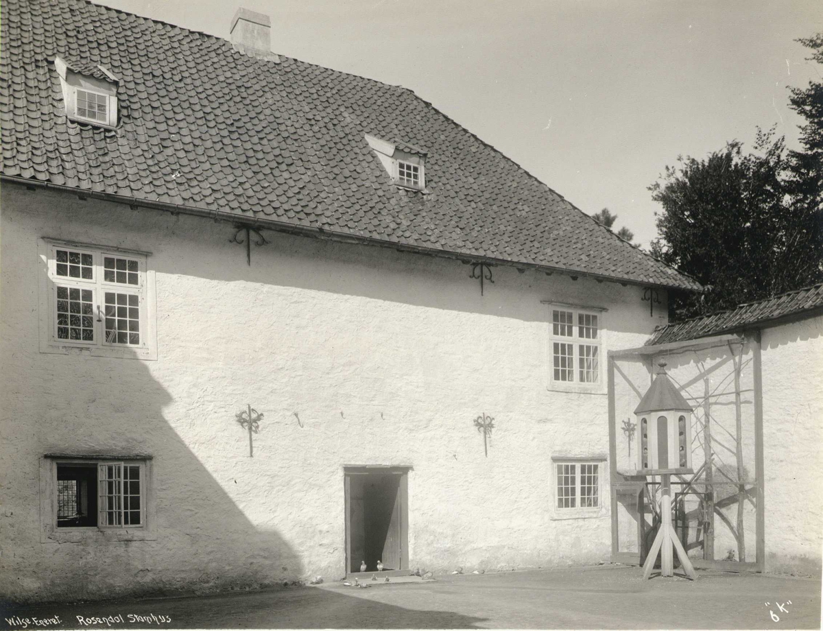 Anders Beer Wilse, Gårdsplass, Baroniet Rosendal, Kvinnherad, Hordaland. Fotografert 1912.