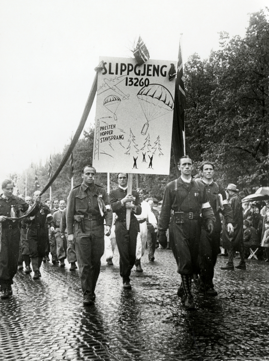 Anders Beer Wilse, Fra fredsdagene i 1945. Fra Borgertoget, her på Karl Johans gate. Fane med teksten SLIPPGJENG og nummeret 13260.