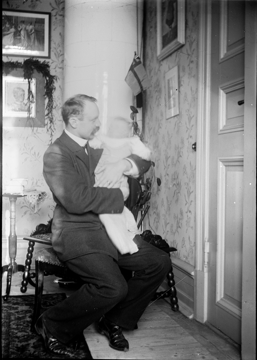 Okänd,, Tonsättaren Ruben Liljefors med sonen Alf i hemmet, sannolikt i Göteborg, Sverige 1905