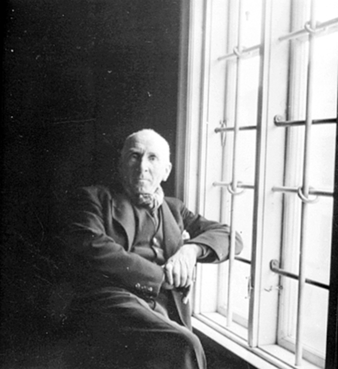 Anno Domkirkeodden, PORTRETT AV LEKTOR JOHAN VILHELM CATO GRIEG I INTERNERINGSLEIR UNDER KRIGEN, TRØNDELAG.