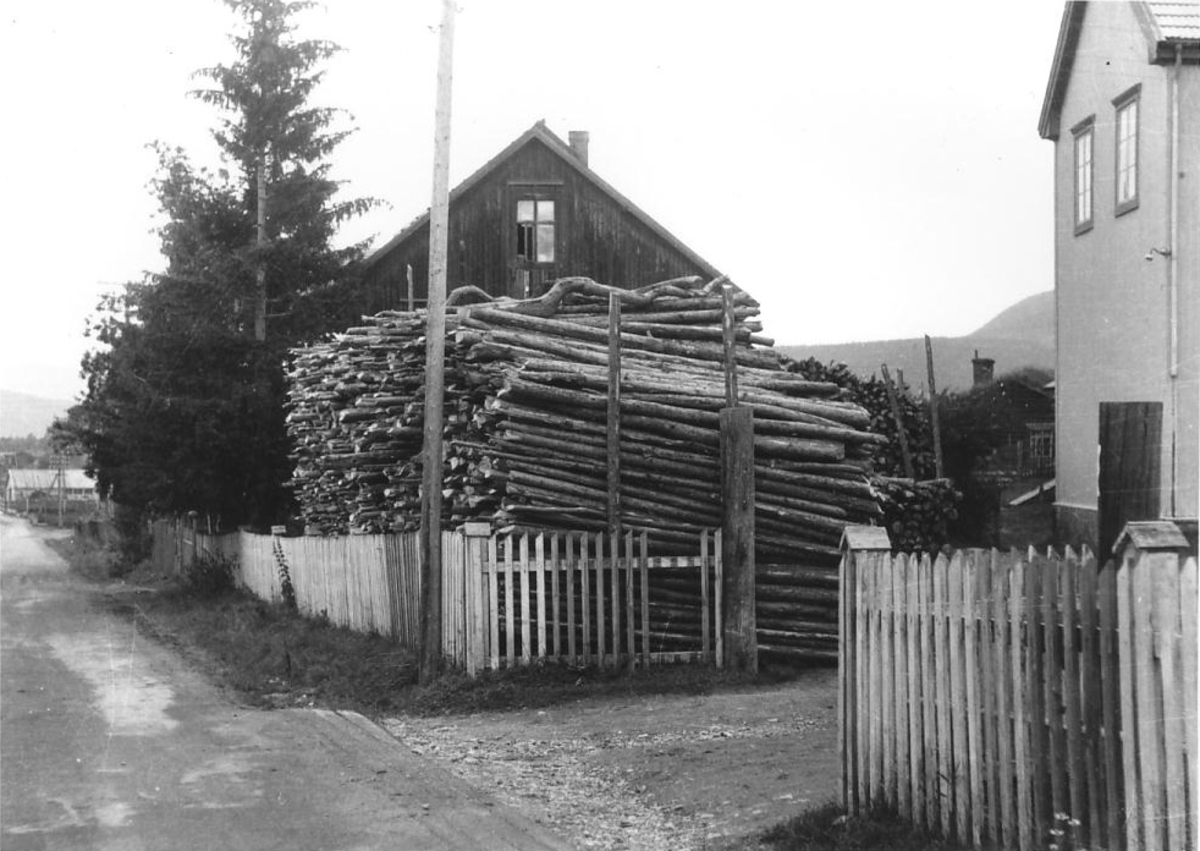Per K. Lien, Vedlager utafor Alvdal meieri.