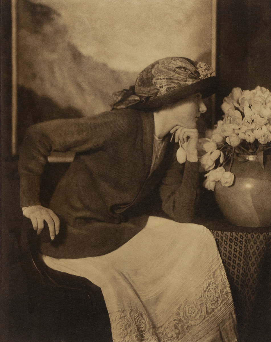 Nicola Perscheid, Dame mit Tulpe vor einem Gemälde