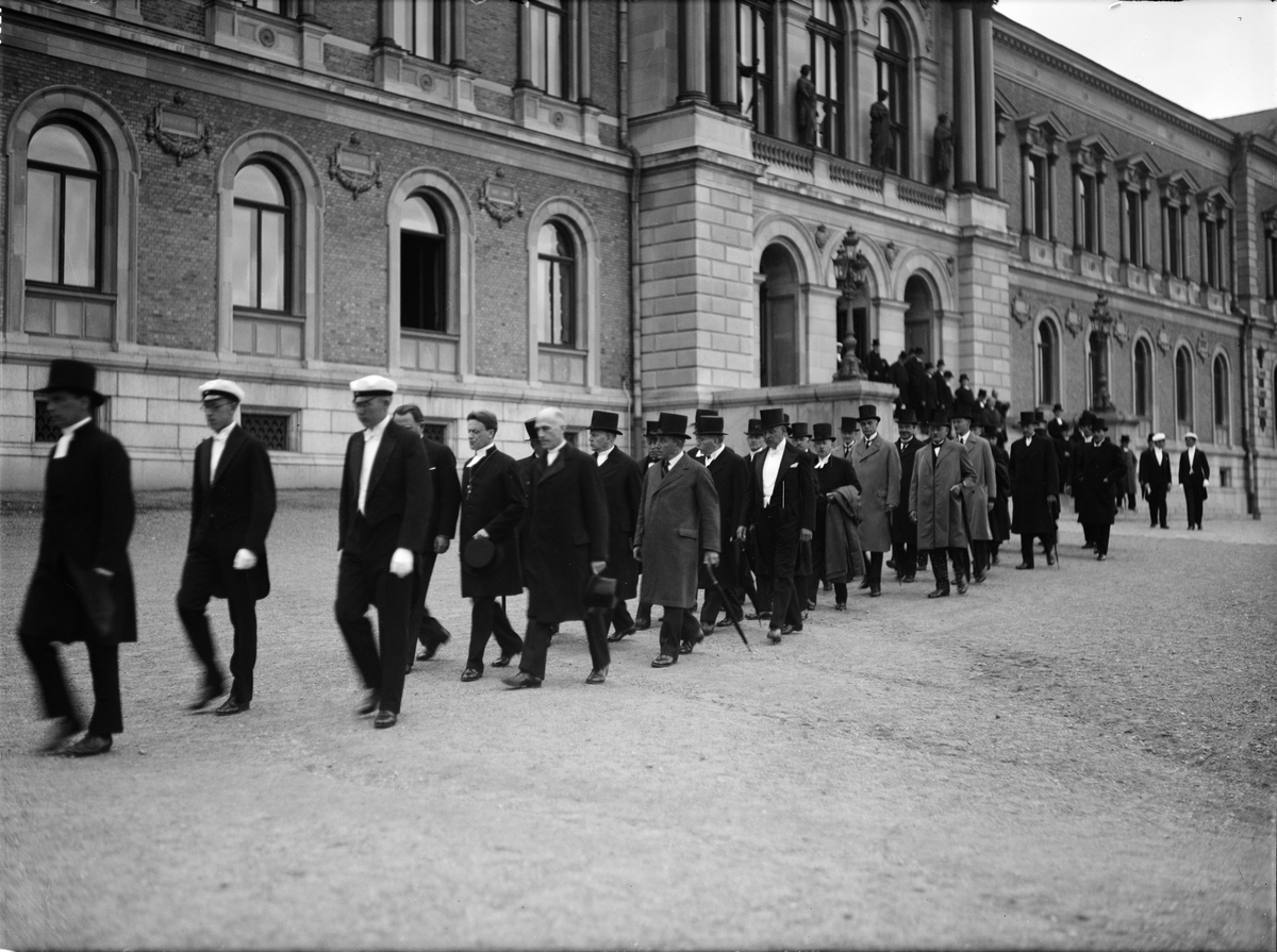 Paul Sandberg, Procession vid öppnandet av Uppsala ärkestifts prästmöte, utanför Universitetshuset