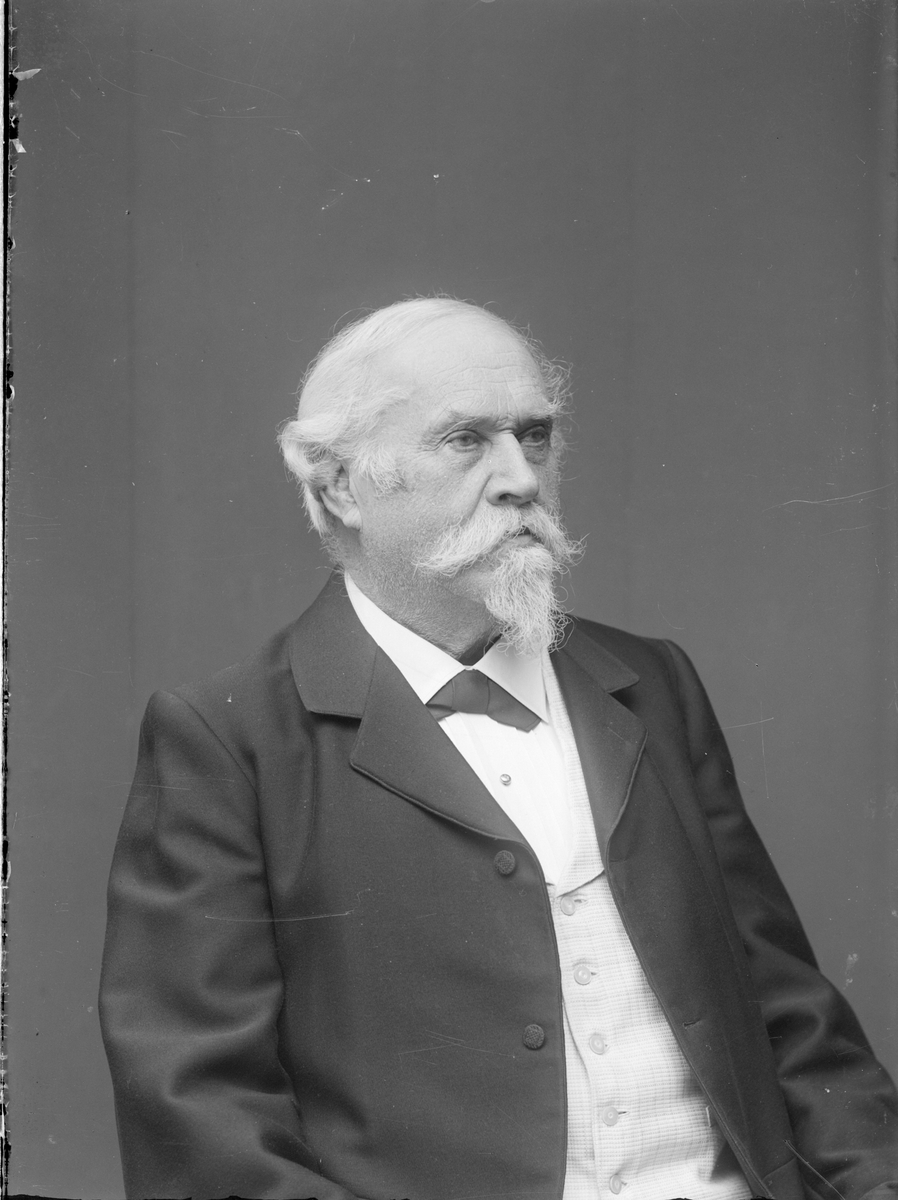 Henri Osti's Fotografiateliér, Ateljéporträtt - fotografen Henri Osti, Uppsala 1911