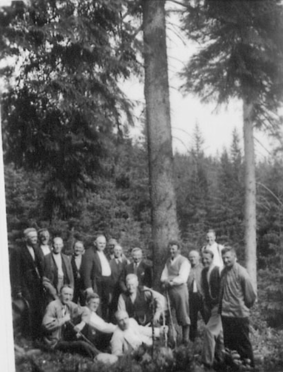 Normann Helger, SKOGSBEFARING, GRUPPE: 17 MENN, BLANDT PERSONENE SEES KIELLAND LUND, TH. ØVERGÅRD, KARL LANGREE OG SAGBRUKSBESTYERER KARL EDV. ANDRESEN