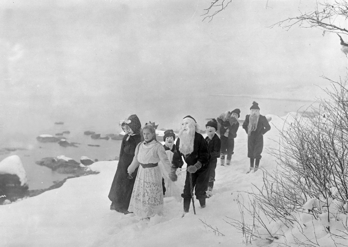 Anders Beer Wilse, Prot: Maias Drøm - gaar langs Stranden 1907