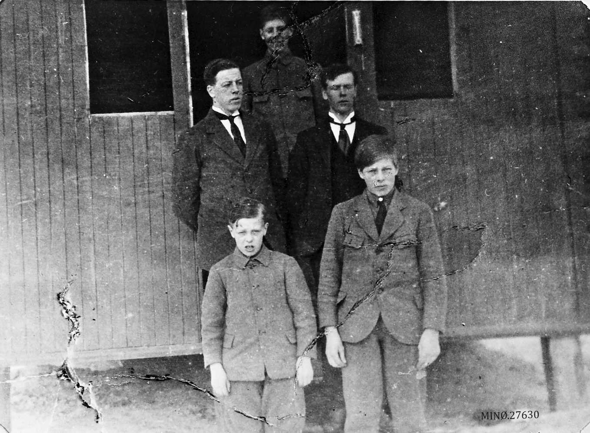 Melvin Rønning, Gruppebilde, unge karer. foran fv. Jon J. Bekken, Øystein Bekken, Ola Bekken, Ragnvald Bekken, Johannes Bekken, alle brødre, Folldal.