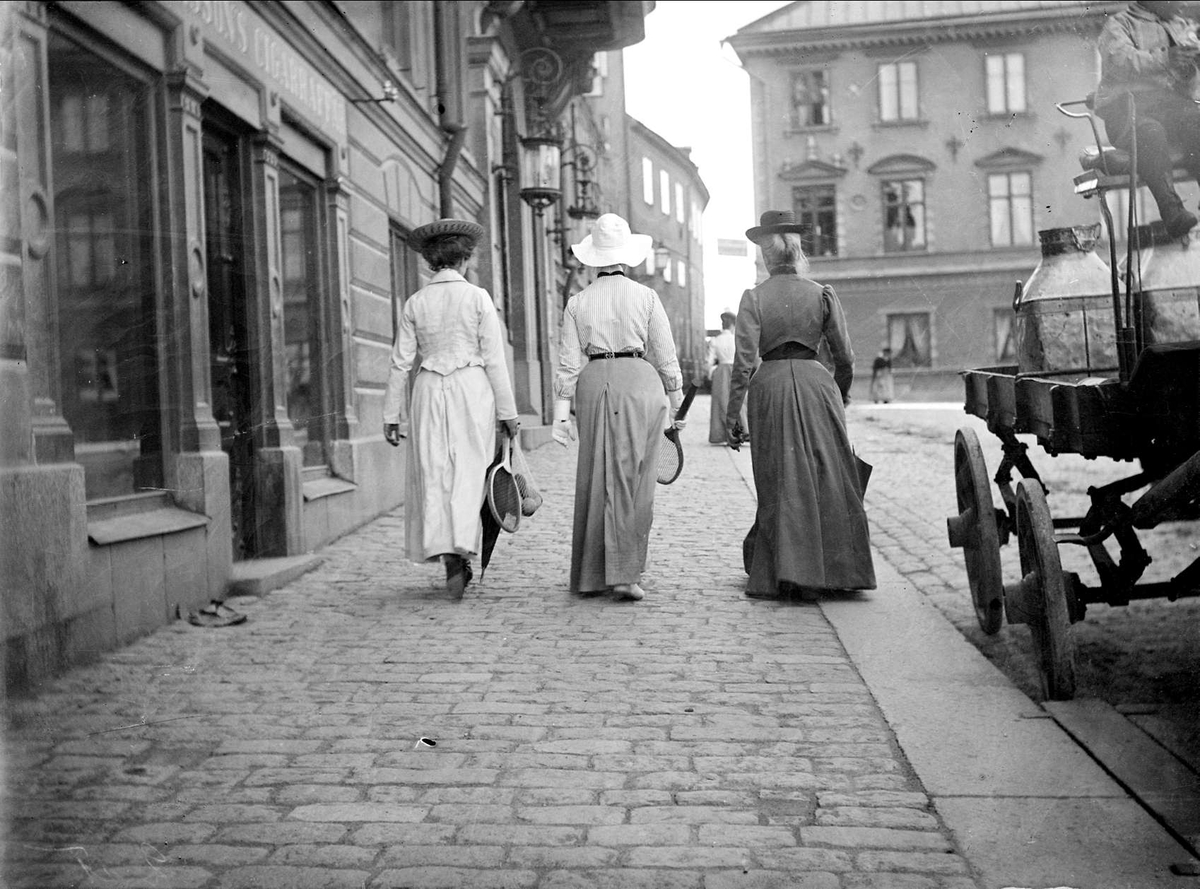 August Fredrik Schagerström, Promenerande kvinnor, Fyris torg, Uppsala 1902