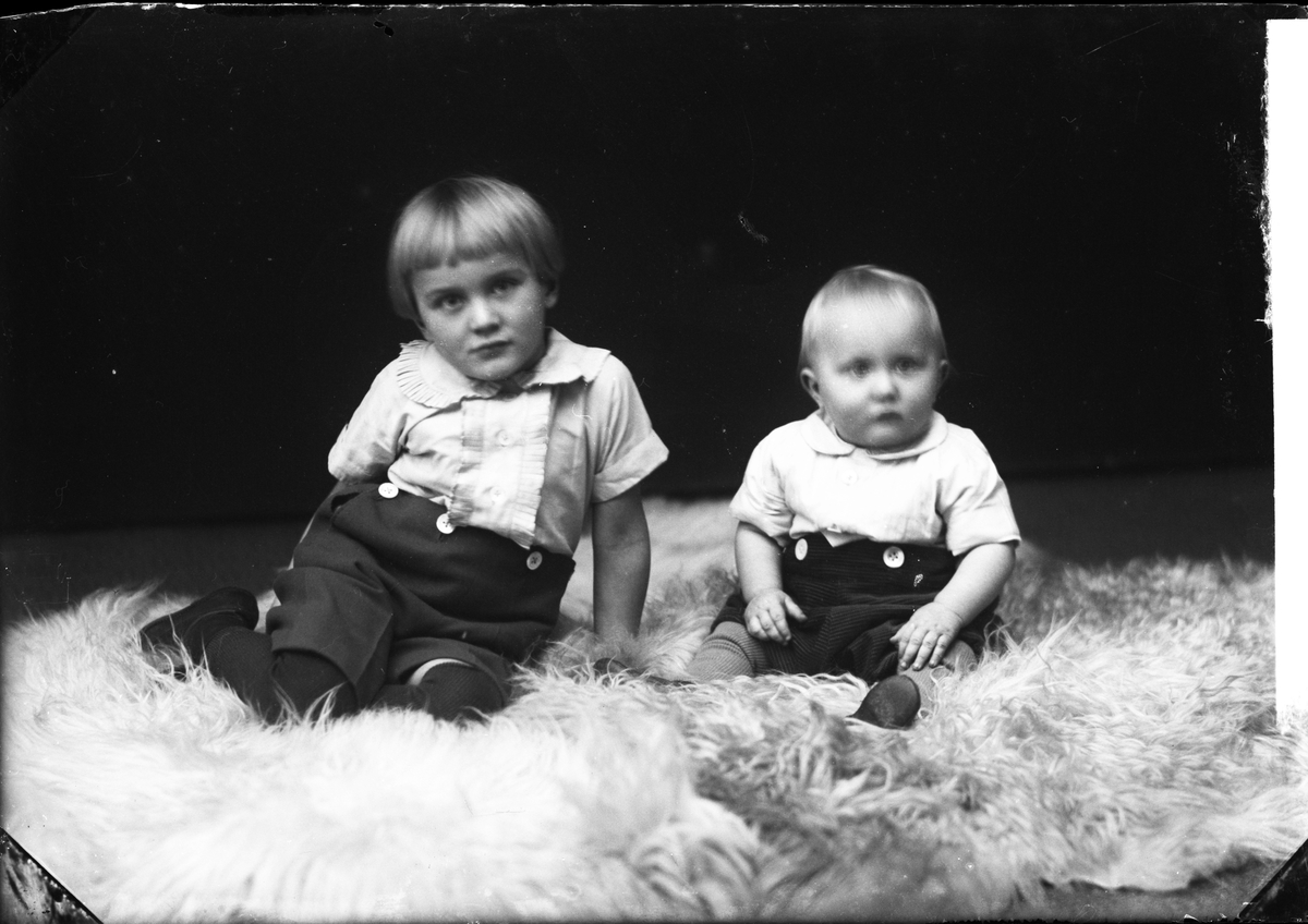 Skötsner-Edhlund, Ateljé portrait - the sibling Wahlström from Forsmark parish, Uppland