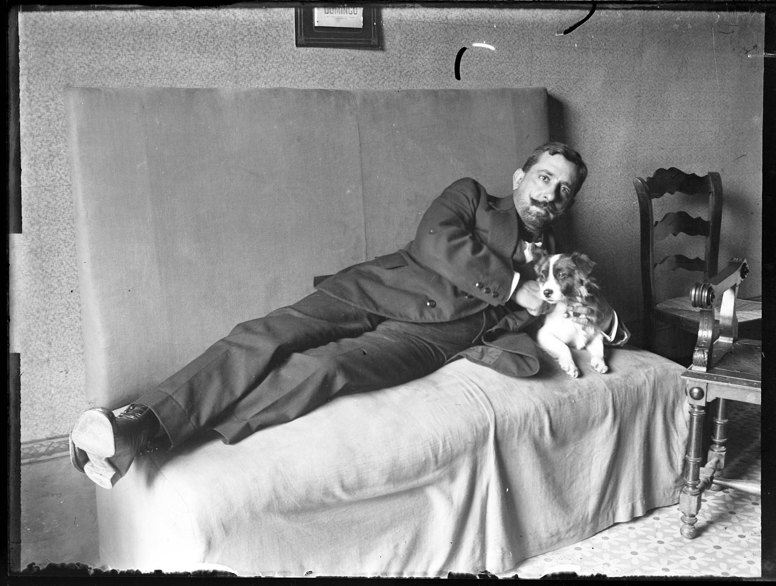Desconegut, [Man with a dog]
