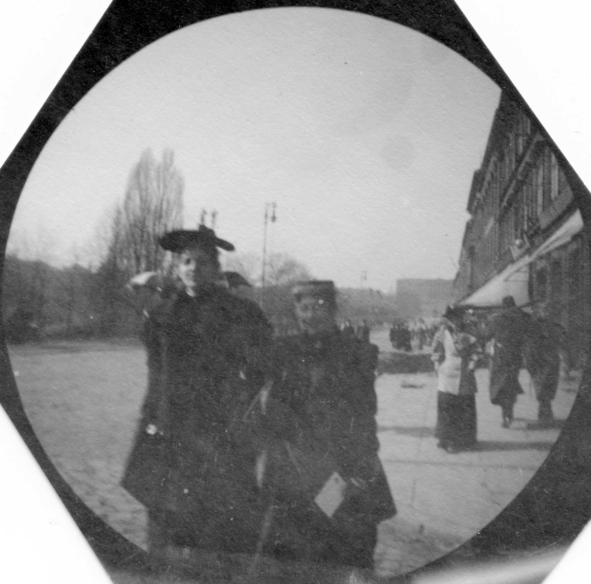 Fredrik Carl Mülertz Størmer, To damer spaserer langs Karl Johans gate, Oslo. Frk. Ragnhild Juul til venstre.