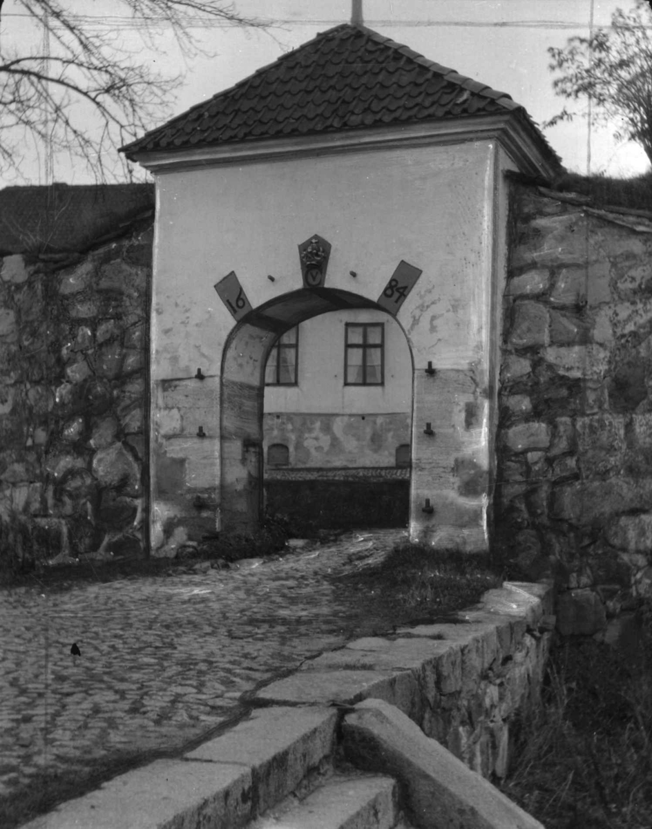 Hermann Christian Neupert, Postkort. Fredrikstad festning, Kommandantporten 1684. Brolegning. Festningsmur.
