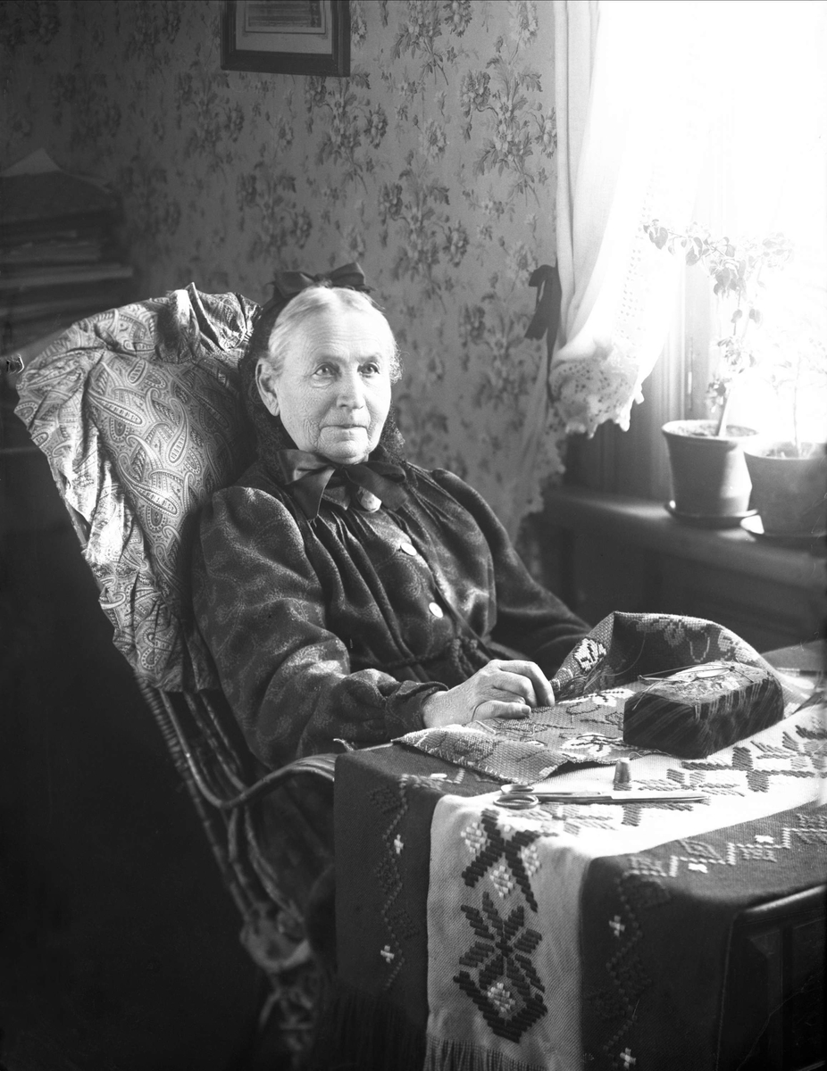 Gustav Borgen, Portrett, eldre kvinne i svart, sittende med håndarbeid. Fru Soot.