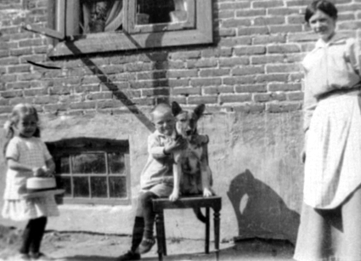 Anno Domkirkeodden, Granberggården, Storhamargata 24, Hamar. F.v. Hjørdis Hagen, Kåre Thorud, Hunden Peik, Emilie Thorud.