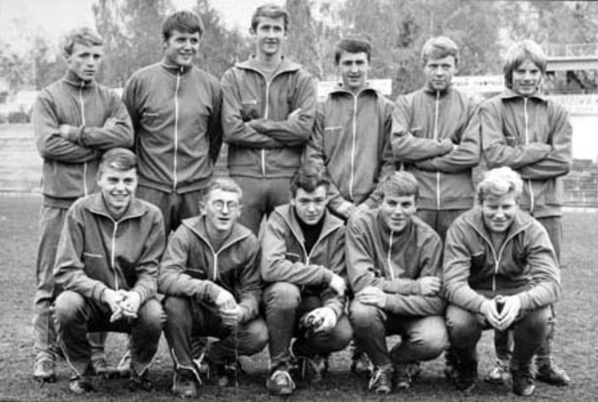 Anno Domkirkeodden, Brumunddal Idrettslag. Fotball juniorlag 1969. Foran fra venstre er Per Kr. Solberg, Tor Erik Jonsdal, Bjørnar Mathiesen, Fred Roar Hansen, Steinar Hestsveen. Bak fra venster er Åge Amundsen, Tov Nordengen, Bjørn Olav Kristiansen, Bjørn Vidar "BV" Jonsdal, Siggen Brandanger, Knut "Santos" Simensen.