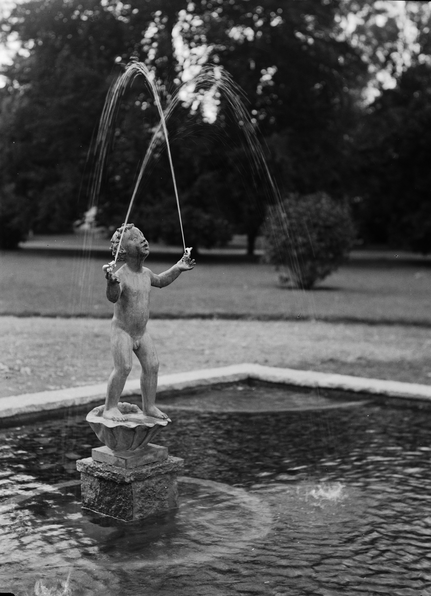 Paul Sandberg, Skulptur av konstnärinnan Astri Bergman-Taube i Ulleråkers sjukhus park. Rest till minne av överläkaren Frey Svenson