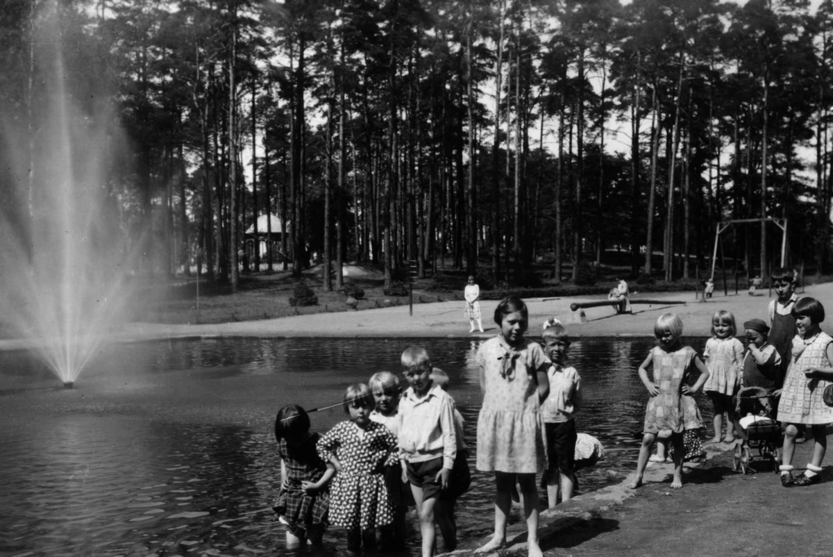 Hermann Christian Neupert, Barneklær, ca. 1930, Kulåsparken, Sarpsborg, Østfold. Springvann. Husker. Skog i bakgrunnen.