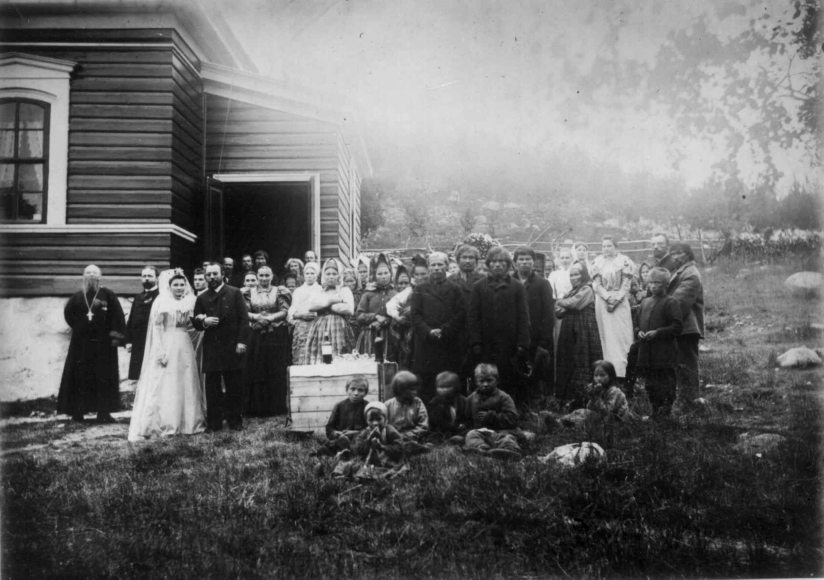 Ellisif Rannveig Wessel, Bryllup i Boris Gleb, Russland, august 1897, med prost Schtschekoldin (Tchecoldin?), brudens far t. v., med familie. Disriktslege Andreas B. Wessel t. h.