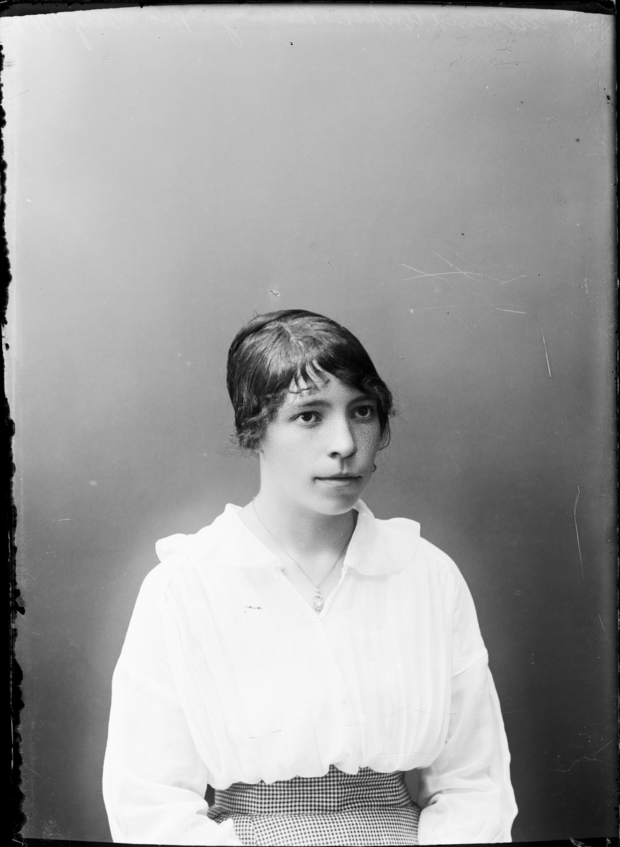 Skötsner-Edhlund, Gertrud Eriksson of Herrängen, Häverö socken, Uppland 1917