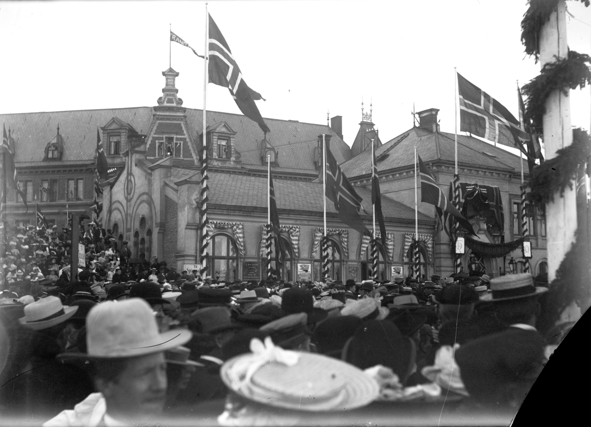 Johannes Larsen Alhaug, Stor menneskemengde samlet på Hamar stasjon for å hilse Kong Haakon og Dronning Maud velkommen under kroningsferden i 1906.