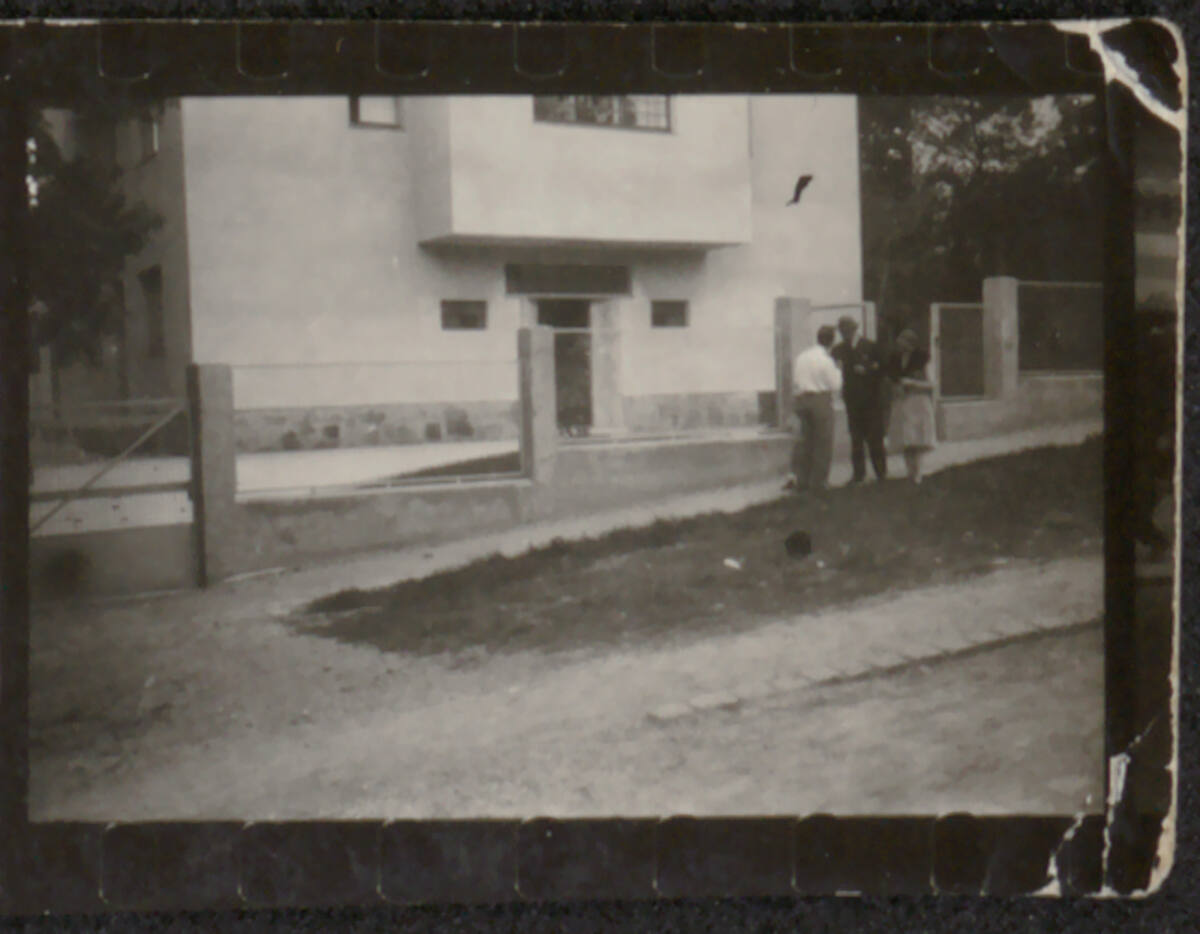 Anonym, Haus Hans und Anny Moller, Wien XVIII., Starkfriedgasse 19, Adolf Loos im Gespräch mit Hans Moller vor dem Haus Moller und unbekannter Frau (Anny Moller?)