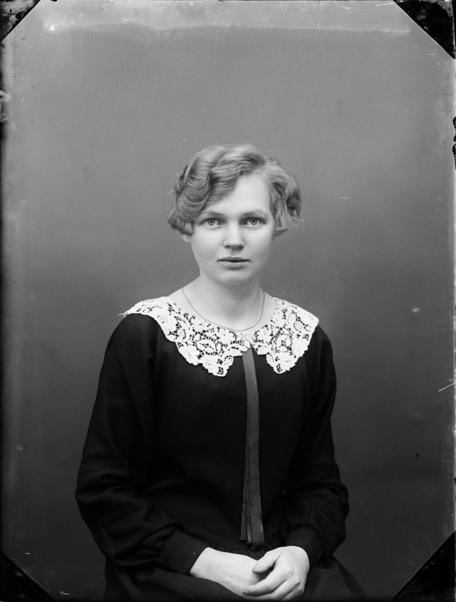 Skötsner-Edhlund, Ateljéporträtt - Sally Lövgren från Sandika, Harg socken, Uppland