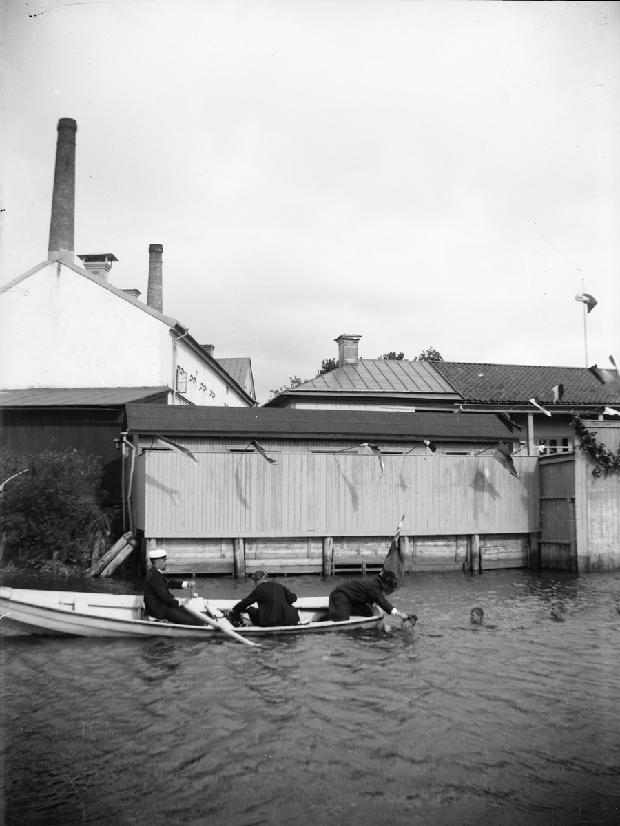Carl Liljefors, Simpromotion - Filip Åkerblom, Walfrid Eckman och Knut Hamilton i roddbåt på Fyrisån vid Kallbadhuset, kvarteret Heimdal, Uppsala 1900 - 1901