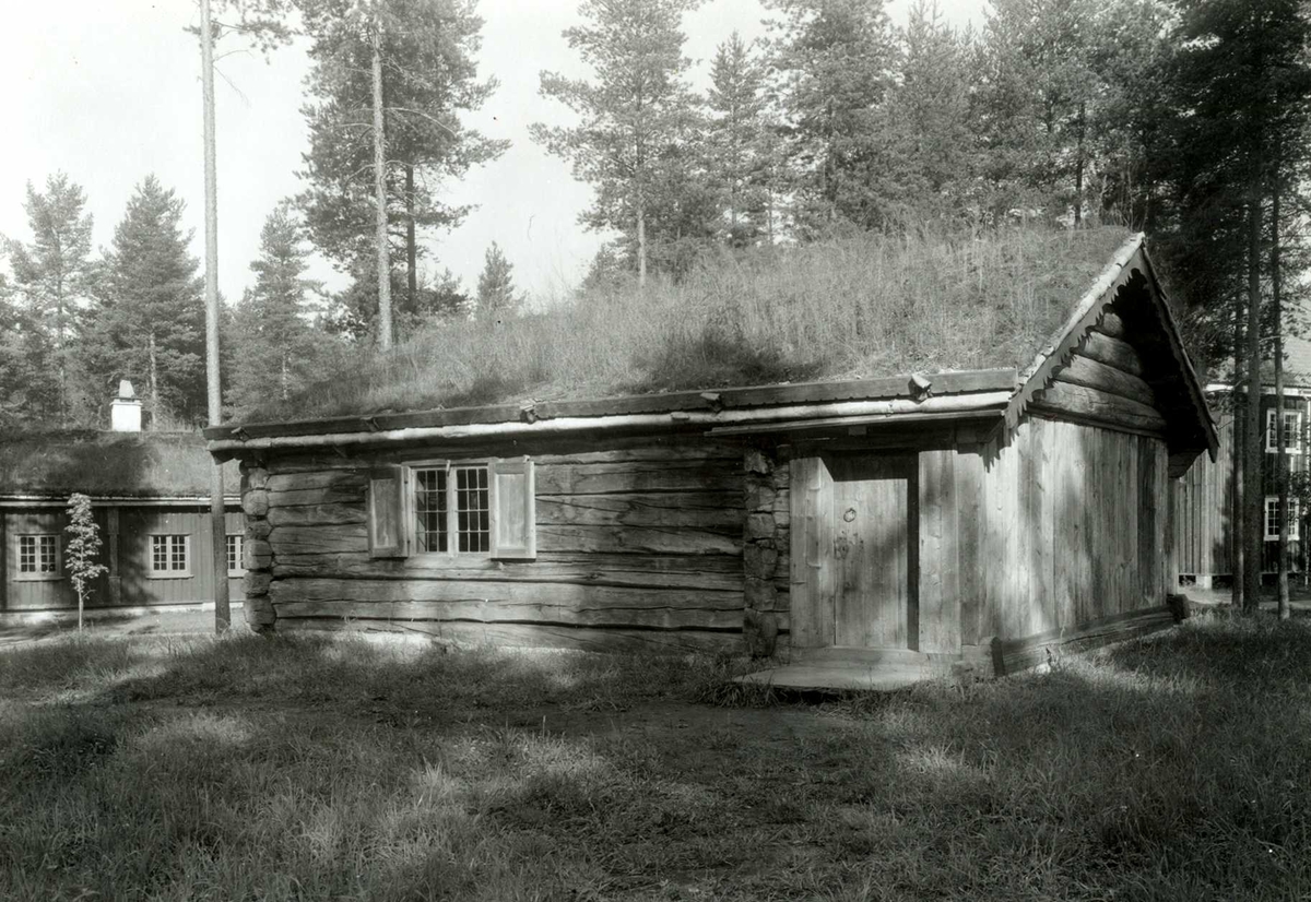 Gisle Midttun, Nordre Narjordet, "Sønvisgård", Os, Nord-Østerdal, Hedmark. Tømmerstue med torv på taket. Nå på Glomdalsmuseet.