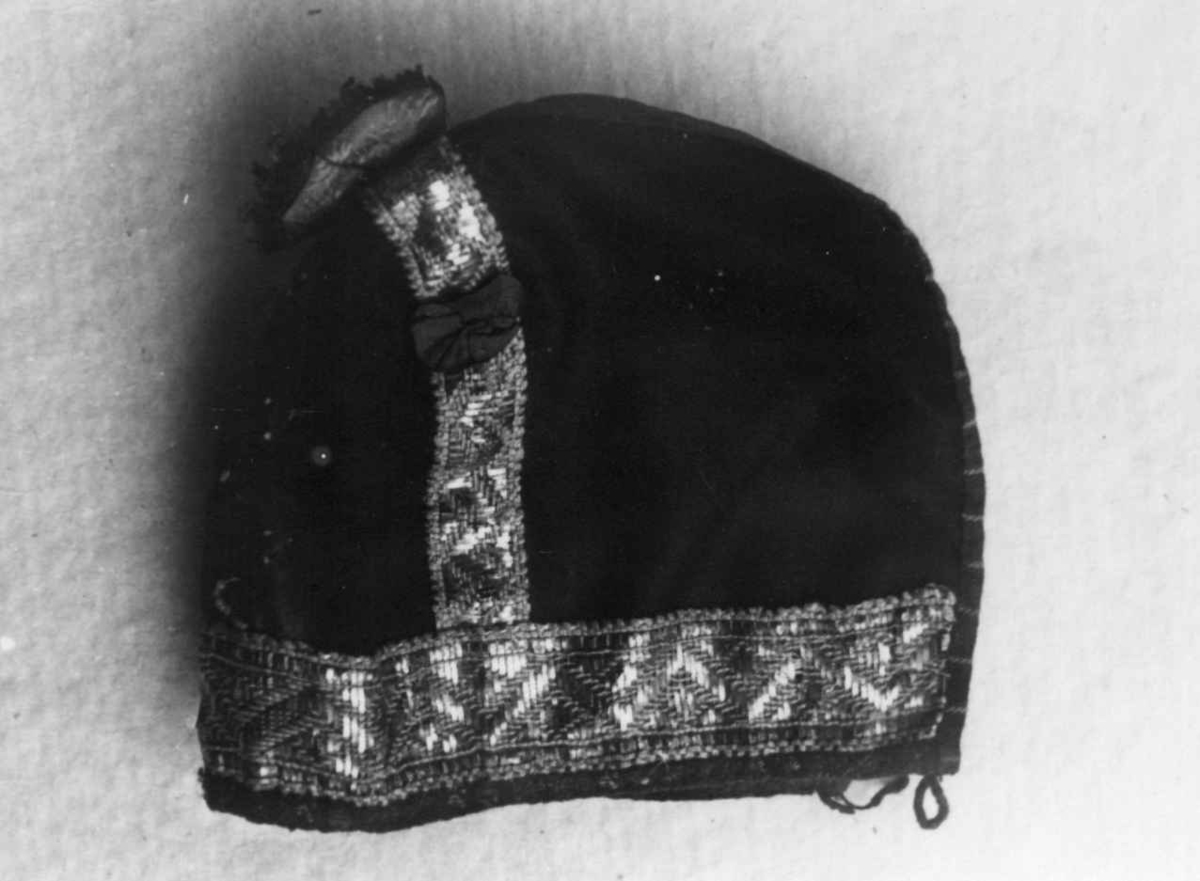 Anna Grostøl, Dåpslue til gutt. Åseral, Vest-Agder 1943.