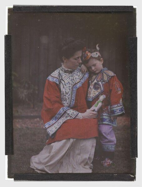 Unknown, Mother and child in Chinese dress