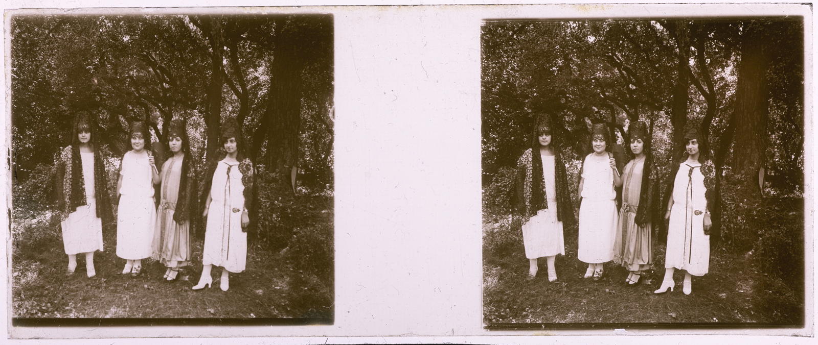 Desconegut, [Four women]