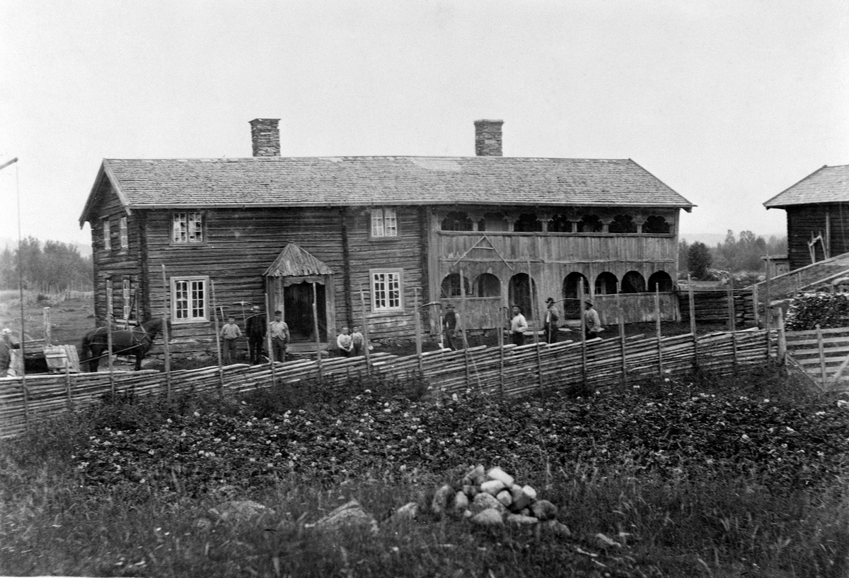 Anno Domkirkeodden, EKSTR: GARDSBRUK, KOLSET, KOLSETBYGNINGEN SENERE FLYTTET TIL HEDMARKSMUSEET, FOLK FORAN, SKIGARD, LØTEN