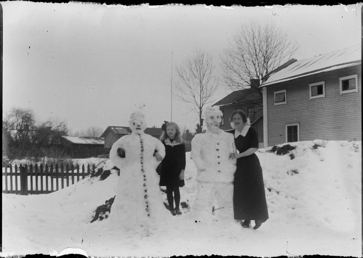 Skötsner-Edhlund, Tyra och Sara Edhlund med snögubbar, Östhammar, Uppland