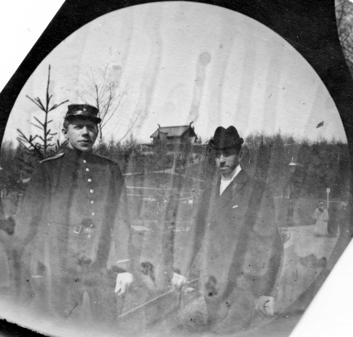 Fredrik Carl Mülertz Størmer, Helge Halvorsen i uniform og Hermann Reimers i skogen. Dragehus på høyde. Studenter fra 1892.