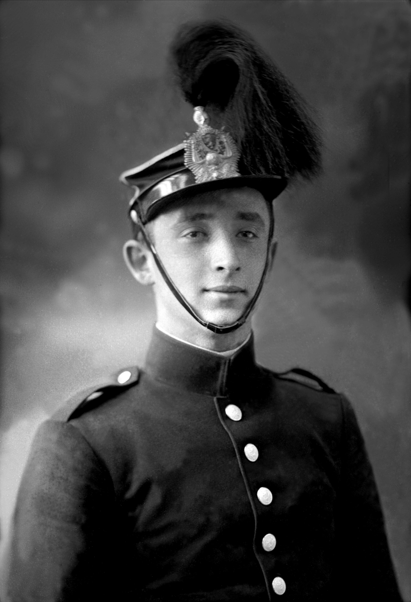 Gustav Borgen, Portrett, mann i kadettuniform.
