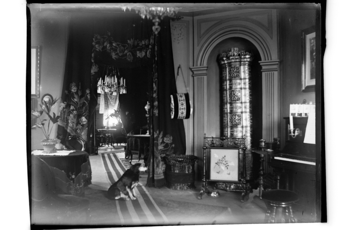 Rolf Sr. Sundt, Interiør fra konsul Peter Sundts hjem i Kirkegaten 1, Farsund. Antagelig fotografert 1900-04.