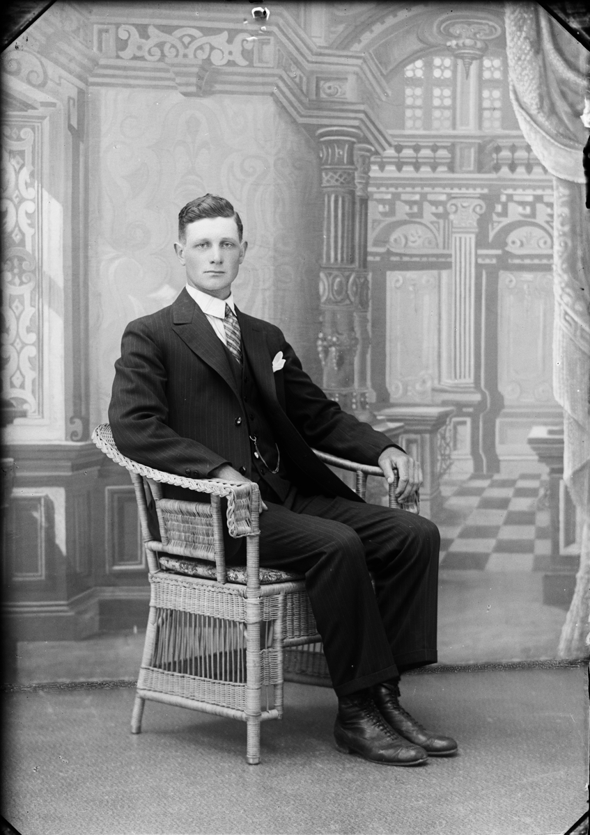 Skötsner-Edhlund, Ateljéporträtt - Oscar Pettersson från Söderby, Singö socken, Uppland